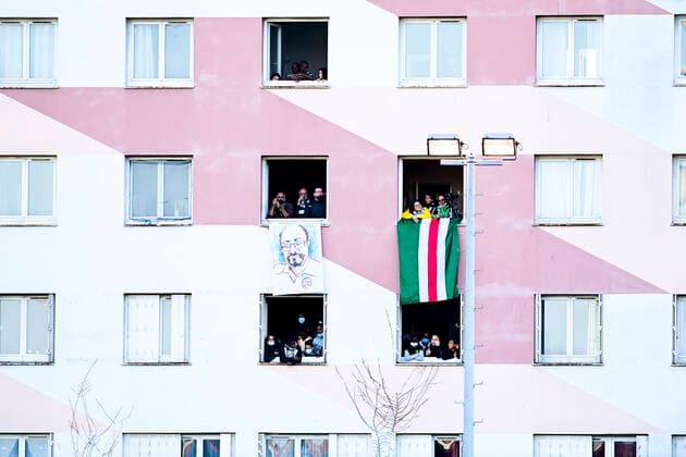 Supporters du Red Star dans l immeuble d en face - ambiance FOOTBALL : Red star vs OL - 1 8 coupe de France - 08 04 2021 JBAutissier Panoramic 