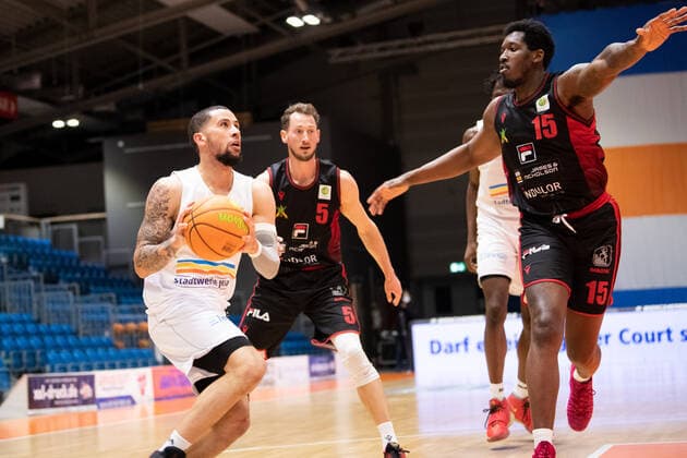 BARMER 2. Basketball Bundesliga ProA 28. Spieltag Saison 2020 2021 am 8.4.2021 Science City Jena vs Artland Dragons v.li. Marcus Tyus (Jena) am Ball gegen Quadir Hassan Welton (Artland) Sparkassen Arena Jena