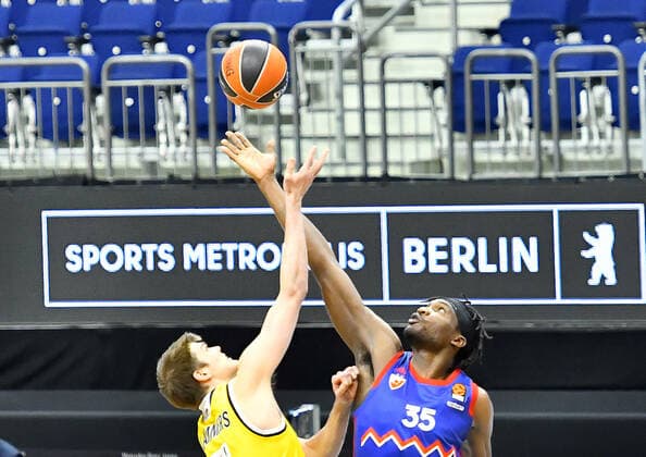 08.04.2021, xlakx, Basketball EuroLeague, Alba Berlin - Roter Stern Belgrad emspor, v.l.Ben Lammers(Alba Berlin, No.50),Landry Nnoko (Roter Stern Belgrad, No.35) Berlin