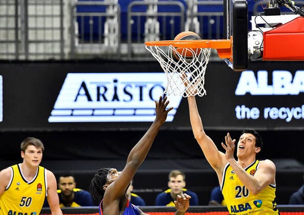 08.04.2021, xlakx, Basketball EuroLeague, Alba Berlin - Roter Stern Belgrad emspor, v.l. Ben Lammers(Alba Berlin, No.50),Landry Nnoko (Roter Stern Belgrad, No.35),Simone Fontecchio (Alba Berlin, No.20) Berlin