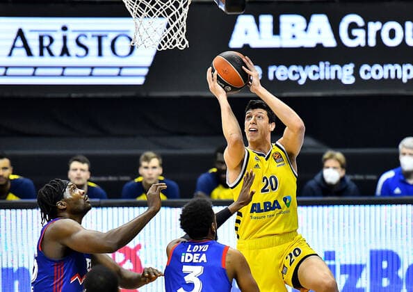 08.04.2021, xlakx, Basketball EuroLeague, Alba Berlin - Roter Stern Belgrad emspor, v.l. Landry Nnoko (Roter Stern Belgrad, No.35),Jordan Loyd (Roter Stern Belgrad, No.3),am Ball Simone Fontecchio (Alba Berlin, No.20) Berlin