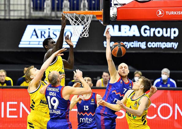 08.04.2021, xlakx, Basketball EuroLeague, Alba Berlin - Roter Stern Belgrad emspor, v.l. Christ Koumadje (Alba Berlin, No.21),Niels Giffey (Alba Berlin, No.05),Marko Simonovic (Roter Stern Belgrad, No.19),Ognjen Dobric (Roter Stern Belgrad, No.13),Dejan ???Davidovac (Roter Stern Belgrad, No.7),Malte Delow (Alba Berlin, No.06) Berlin