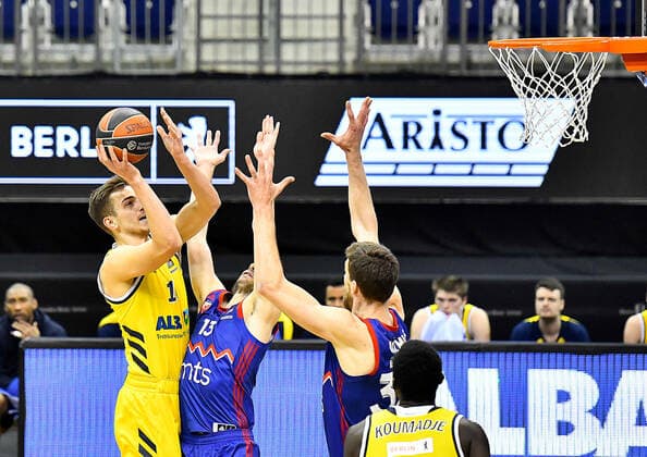 08.04.2021, xlakx, Basketball EuroLeague, Alba Berlin - Roter Stern Belgrad emspor, v.l. Tim Schneider (Alba Berlin, No.10),Ognjen Dobric (Roter Stern Belgrad, No.13) Berlin