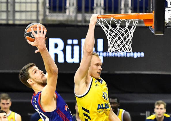08.04.2021, xlakx, Basketball EuroLeague, Alba Berlin - Roter Stern Belgrad emspor, v.l.Ognjen Kuzmic (Roter Stern Belgrad, No.32),Luke Sikma (Alba Berlin, No.43) Berlin