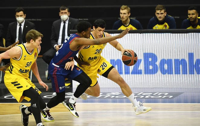 Basketball, Herren, Saison 2020 2021, EuroLeague (34. Spieltag), Alba Berlin - Roter Stern Belgrad, v.l. Ben Lammers (Alba Berlin), Jordan Loyd (Roter Stern Belgrad), Simone Fontecchio (Alba Berlin), 08.04. 2021, Copyright: xSebastianxRäppoldx xMatthiasxKox