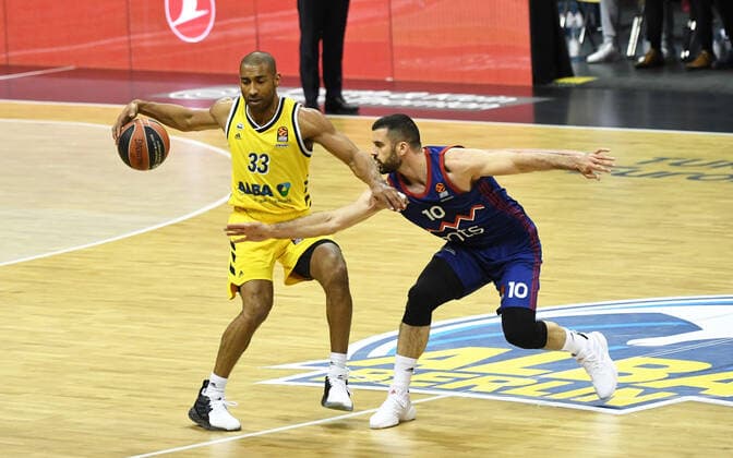 Basketball, Herren, Saison 2020 2021, EuroLeague (34. Spieltag), Alba Berlin - Roter Stern Belgrad, v.l. Jayson Granger (Alba Berlin), Branko Lazic (Roter Stern Belgrad), 08.04. 2021, Copyright: xSebastianxRäppoldx xMatthiasxKox