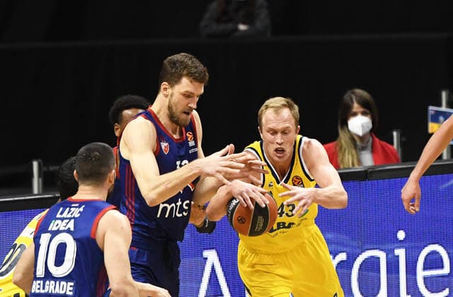 Basketball, Herren, Saison 2020 2021, EuroLeague (34. Spieltag), Alba Berlin - Roter Stern Belgrad, v.l. Branko Lazic (Roter Stern Belgrad), Ognjen Kuzmic (Roter Stern Belgrad), Luke Sikma (Alba Berlin), 08.04. 2021, Copyright: xSebastianxRäppoldx xMatthiasxKox