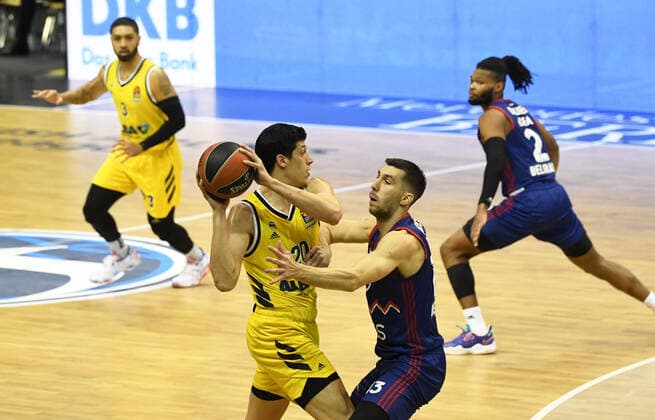 Basketball, Herren, Saison 2020 2021, EuroLeague (34. Spieltag), Alba Berlin - Roter Stern Belgrad, v.l. Simone Fontecchio (Alba Berlin), Ognjen Dobric (Roter Stern Belgrad), 08.04. 2021, Copyright: xSebastianxRäppoldx xMatthiasxKox