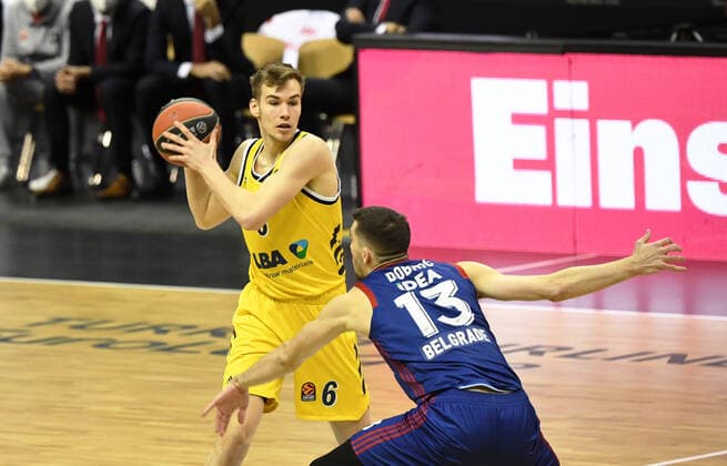 Basketball, Herren, Saison 2020 2021, EuroLeague (34. Spieltag), Alba Berlin - Roter Stern Belgrad, v.l. Malte Delow (Alba Berlin), Ognjen Dobric (Roter Stern Belgrad), 08.04. 2021, Copyright: xSebastianxRäppoldx xMatthiasxKox