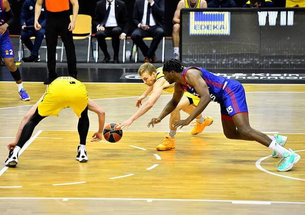 08.04.2021, xlakx, Basketball EuroLeague, Alba Berlin - Roter Stern Belgrad emspor, v.l.Ben Lammers(Alba Berlin, No.50),Niels Giffey (Alba Berlin, No.05),Landry Nnoko (Roter Stern Belgrad, No.35) Berlin