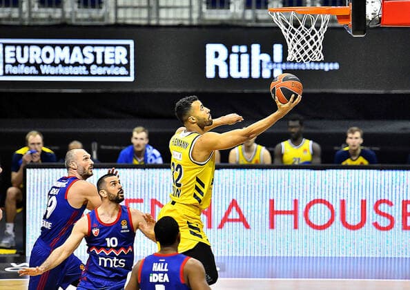 08.04.2021, xlakx, Basketball EuroLeague, Alba Berlin - Roter Stern Belgrad emspor, v.l. Marko Simonovic (Roter Stern Belgrad, No.19),Branko Lazic (Roter Stern Belgrad, No.10),Johannes Thiemann (Alba Berlin, No.32) Berlin
