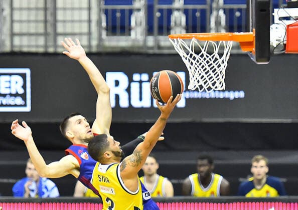 08.04.2021, xlakx, Basketball EuroLeague, Alba Berlin - Roter Stern Belgrad emspor, v.l. Ognjen Dobric (Roter Stern Belgrad, No.13),Peyton Siva (Alba Berlin, No.03) Berlin