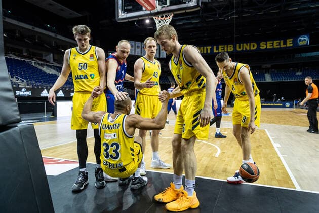 Basketball Berlin 08.04.2021 Euroleague Saison 2020 2021 Alba Berlin - Roter Stern Belgrad Jayson Granger (Alba Berlin, No.33) Ben Lammers (Alba Berlin, No.50) Niels Giffey (Alba Berlin, No.05) Luke Sikma (Alba Berlin, No.43) Dejan Davidovac (Belgrad, No.07)