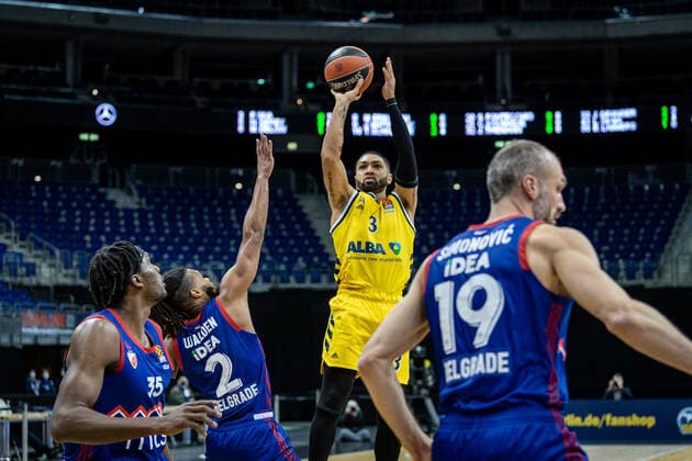 Basketball Berlin 08.04.2021 Euroleague Saison 2020 2021 Alba Berlin - Roter Stern Belgrad Peyton Siva (Alba Berlin, No.03) Corey Walden (Belgrad, No.02) Landry Nnoko (Belgrad, No.35) Marko Simonovic (Belgrad, No.19)
