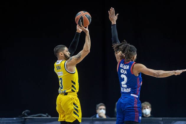 Basketball Berlin 08.04.2021 Euroleague Saison 2020 2021 Alba Berlin - Roter Stern Belgrad Peyton Siva (Alba Berlin, No.03) Corey Walden (Belgrad, No.02)