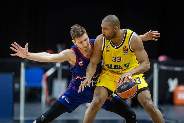 Basketball Berlin 08.04.2021 Euroleague Saison 2020 2021 Alba Berlin - Roter Stern Belgrad Jayson Granger (Alba Berlin, No.33) Aleksa Uskokovic (Belgrad, No.04)
