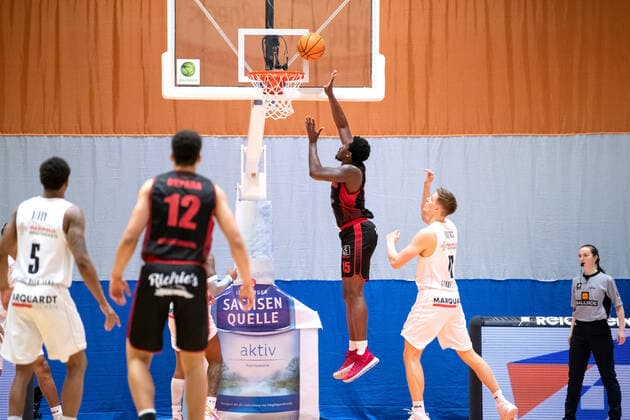 BARMER 2. Basketball Bundesliga ProA 28. Spieltag Saison 2020 2021 am 8.4.2021 Science City Jena vs Artland Dragons Mitte: Quadir Hassan Welton (Artland) beim Korbleger gegen rechts Robin Lodders (Jena) Sparkassen Arena Jena
