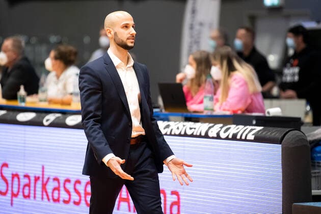 BARMER 2. Basketball Bundesliga ProA 28. Spieltag Saison 2020 2021 am 8.4.2021 Science City Jena vs Artland Dragons Trainer Isler Tuna (Artland) frustriert, Portrait Sparkassen Arena Jena