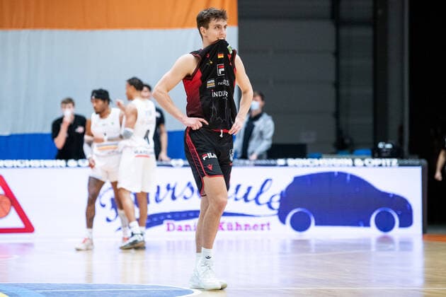 BARMER 2. Basketball Bundesliga ProA 28. Spieltag Saison 2020 2021 am 8.4.2021 Science City Jena vs Artland Dragons Zackary Ensminger (Artland), frustriert, beisst ins Trikot, Sparkassen Arena Jena