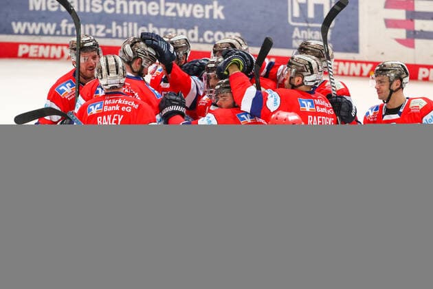 Eishockey DEL 37. Spieltag: Iserlohn Roosters vs Nürnberg Ice Tigers am 08.04.2021 in der Eissporthalle in Iserlohn Jubel, Torjubel, Torschuetze, Torschütze Joseph Joe Whitney (Iserlohn Roosters 79) jubelt nach seinem Tor zum 3 zu 2 nach Verlängerung mit der Mannschaft