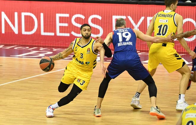 Basketball, Herren, Saison 2020 2021, EuroLeague (34. Spieltag), Alba Berlin - Roter Stern Belgrad, v.l. Peyton Siva (Alba Berlin), Marko Simonovic (Roter Stern Belgrad), 08.04. 2021, Copyright: xSebastianxRäppoldx xMatthiasxKox