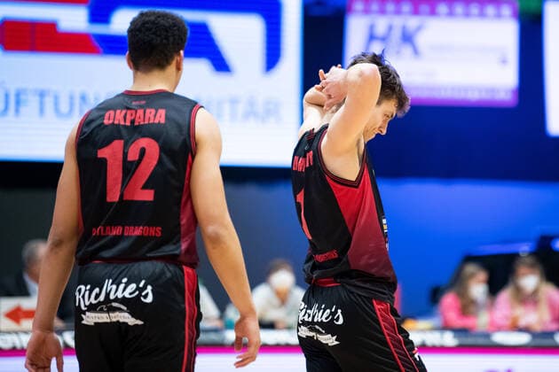 BARMER 2. Basketball Bundesliga ProA 28. Spieltag Saison 2020 2021 am 8.4.2021 Science City Jena vs Artland Dragons v.re. frustriert Zachary Ensminger (Artland), Leon Iduma Okpara (Artland) Sparkassen Arena Jena