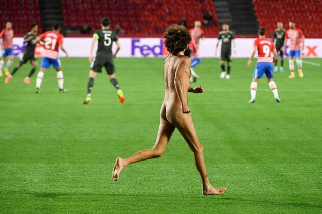 Bilder des Jahres 2021, Sport 04 April Sport Themen der Woche KW14 Sport Bilder des Tages Fußball, EL, FC Granada - Manchester United, Flitzer Olmo Garcia nackt auf dem Spielfeld A nude protester takes on the field of the Nuevo Los Carmenes stadium prior to a UEFA Europa League quarter final first leg soccer match between Granada CF and Manchester United, ManU in Granada, southern Spain, 08 April 2021. Granada CF vs Manchester United !ACHTUNG: NUR REDAKTIONELLE NUTZUNG!  Copyright: xMIGUELxANGELxMOLINAx GRAF286 20210408-637535139825187998