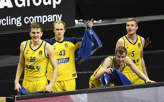 Basketball, Herren, Saison 2020 2021, EuroLeague (34. Spieltag), Alba Berlin - Roter Stern Belgrad, v.l. Tim Schneider (Alba Berlin), Luke Sikma (Alba Berlin), Malte Delow (Alba Berlin), Niels Giffey (Alba Berlin), 08.04. 2021, Copyright: xSebastianxRäppoldx xMatthiasxKox