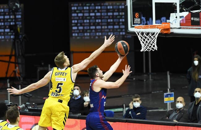 Basketball, Herren, Saison 2020 2021, EuroLeague (34. Spieltag), Alba Berlin - Roter Stern Belgrad, v.l. Niels Giffey (Alba Berlin), Aleksa Uskokovic (Roter Stern Belgrad), 08.04. 2021, Copyright: xSebastianxRäppoldx xMatthiasxKox