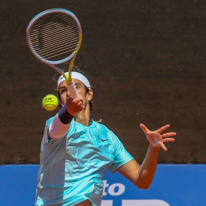 2021 Sardegna Open Tennis - 20210408 CAGLIARI, ITALY, APR 08: Lorenzo Musetti in action during the ATP, Tennis Herren Tour 250 Sardegna Open tennis match against Daniel Evans in Cagliari, Italy on April 08, 2021. Musetti won the match 6-1, 1-6, 7-6. Cagliari Tennis Club Cagliari Italy 6473_237069 Copyright: xGiampieroxSposito PentaxPressx