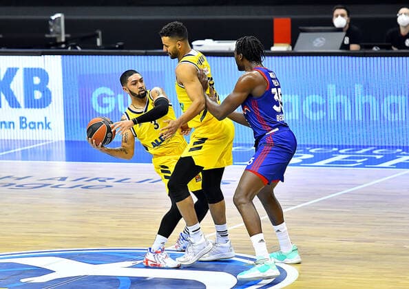 08.04.2021, xlakx, Basketball EuroLeague, Alba Berlin - Roter Stern Belgrad emspor, v.l. Peyton Siva (Alba Berlin, No.03),Johannes Thiemann (Alba Berlin, No.32),Landry Nnoko (Roter Stern Belgrad, No.35) Berlin