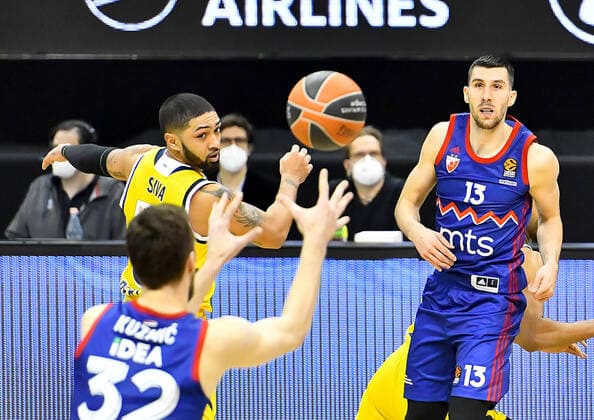 08.04.2021, xlakx, Basketball EuroLeague, Alba Berlin - Roter Stern Belgrad emspor, v.l. Ognjen Kuzmic (Roter Stern Belgrad, No.32),Peyton Siva (Alba Berlin, No.03),Ognjen Dobric (Roter Stern Belgrad, No.13) Berlin
