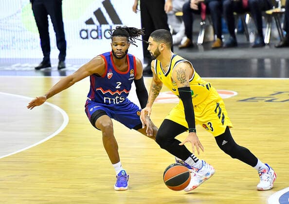 08.04.2021, xlakx, Basketball EuroLeague, Alba Berlin - Roter Stern Belgrad emspor, v.l.Torrian Corey Walden (Roter Stern Belgrad, No.2),Peyton Siva (Alba Berlin, No.03) Berlin