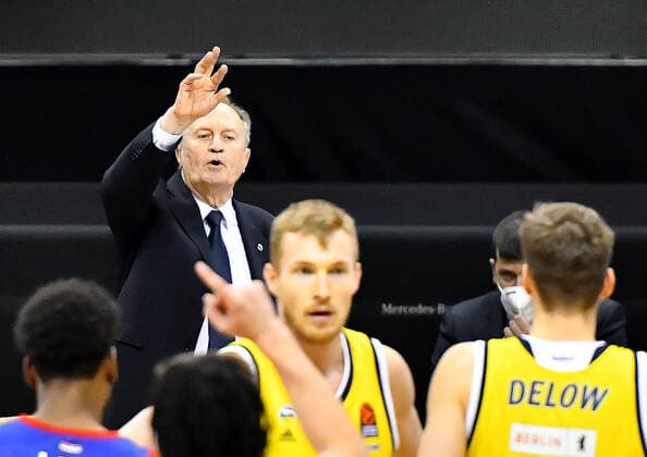 08.04.2021, xlakx, Basketball EuroLeague, Alba Berlin - Roter Stern Belgrad emspor, v.l.Aito Garcia Reneses (Alba Berlin Trainer),Niels Giffey (Alba Berlin, No.05),Malte Delow (Alba Berlin, No.06) Berlin