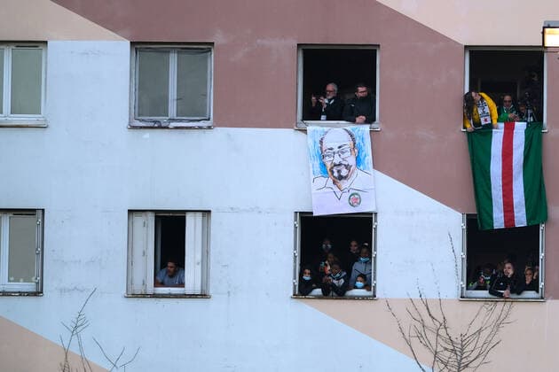 April 9, 2021, Saint Ouen, Seine Saint Denis, France: Red Star fans at their windows to support his team during the round of 16 soccer French Cup match between Red Star and Olympique Lyonnais at Bauer Stadium - Saint Ouen - France..Lyon Won 2:2 Saint Ouen France - ZUMAp119 20210409_zaf_p119_026 Copyright: xPierrexSteveninx