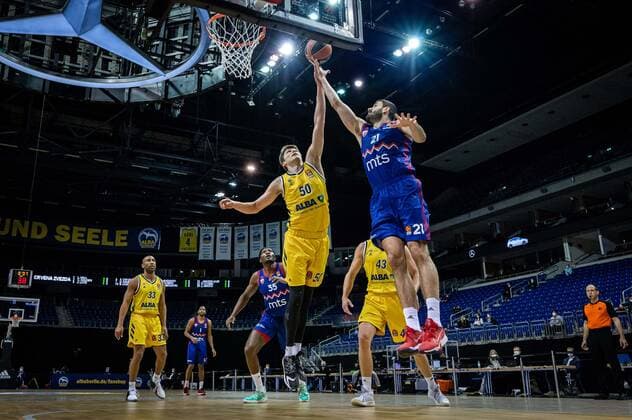 Basketball Berlin 08.04.2021 Euroleague Saison 2020 2021 Alba Berlin - Roter Stern Belgrad Marko Jagodic-Kuridza (Belgrad, No.21) Ben Lammers (Alba Berlin, No.50)