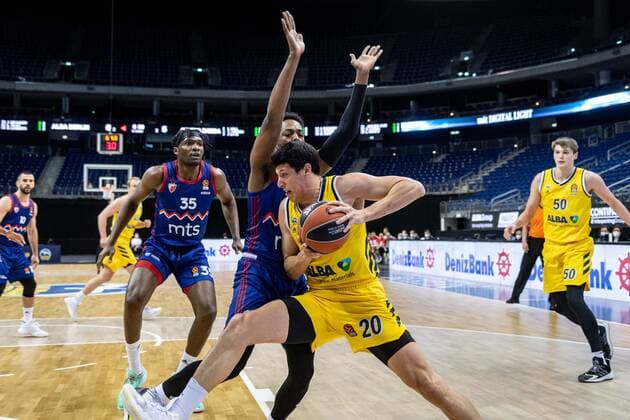 Basketball Berlin 08.04.2021 Euroleague Saison 2020 2021 Alba Berlin - Roter Stern Belgrad Simone Fontecchio (Alba Berlin, No.20) Jordan Loyd (Belgrad, No.03)