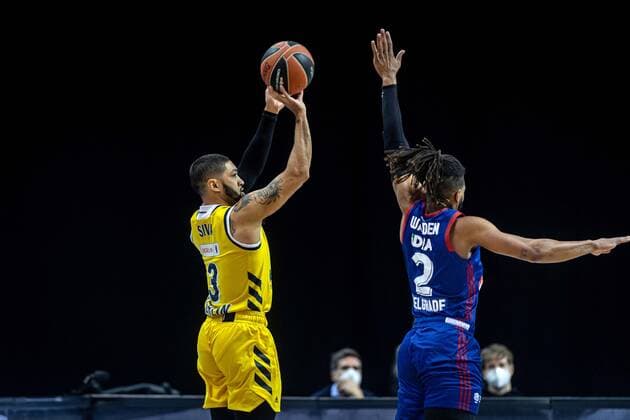 Basketball Berlin 08.04.2021 Euroleague Saison 2020 2021 Alba Berlin - Roter Stern Belgrad Peyton Siva (Alba Berlin, No.03) Corey Walden (Belgrad, No.02)
