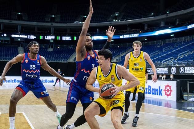 Basketball Berlin 08.04.2021 Euroleague Saison 2020 2021 Alba Berlin - Roter Stern Belgrad Simone Fontecchio (Alba Berlin, No.20) Jordan Loyd (Belgrad, No.03)