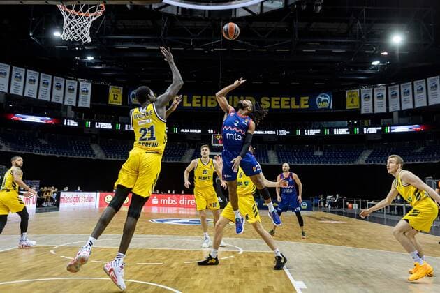 Basketball Berlin 08.04.2021 Euroleague Saison 2020 2021 Alba Berlin - Roter Stern Belgrad Corey Walden (Belgrad, No.02) Christ Koumadje (Alba Berlin, No.21)