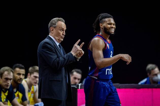 Basketball Berlin 08.04.2021 Euroleague Saison 2020 2021 Alba Berlin - Roter Stern Belgrad Aito Garcia Reneses (Alba Berlin, Trainer) Corey Walden (Belgrad, No.02)