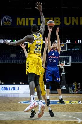 Basketball Berlin 08.04.2021 Euroleague Saison 2020 2021 Alba Berlin - Roter Stern Belgrad Aleksa Uskokovic (Belgrad, No.04) Christ Koumadje (Alba Berlin, No.21)