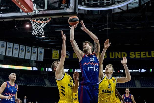 Basketball Berlin 08.04.2021 Euroleague Saison 2020 2021 Alba Berlin - Roter Stern Belgrad Ognjen Kuzmic (Belgrad, No.32) Niels Giffey (Alba Berlin, No.05) Tim Schneider (Alba Berlin, No.10)