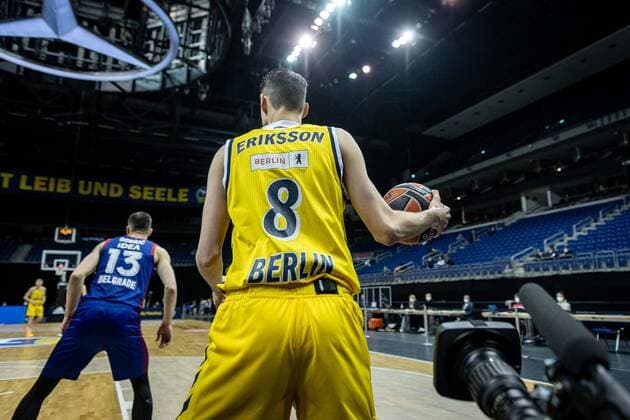 Basketball Berlin 08.04.2021 Euroleague Saison 2020 2021 Alba Berlin - Roter Stern Belgrad TV Kamera Marcus Eriksson (Alba Berlin, No.08)