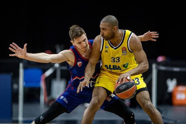 Basketball Berlin 08.04.2021 Euroleague Saison 2020 2021 Alba Berlin - Roter Stern Belgrad Jayson Granger (Alba Berlin, No.33) Aleksa Uskokovic (Belgrad, No.04)
