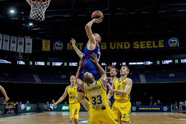 Basketball Berlin 08.04.2021 Euroleague Saison 2020 2021 Alba Berlin - Roter Stern Belgrad Dejan Davidovac (Belgrad, No.07) Jayson Granger (Alba Berlin, No.33) Niels Giffey (Alba Berlin, No.05)