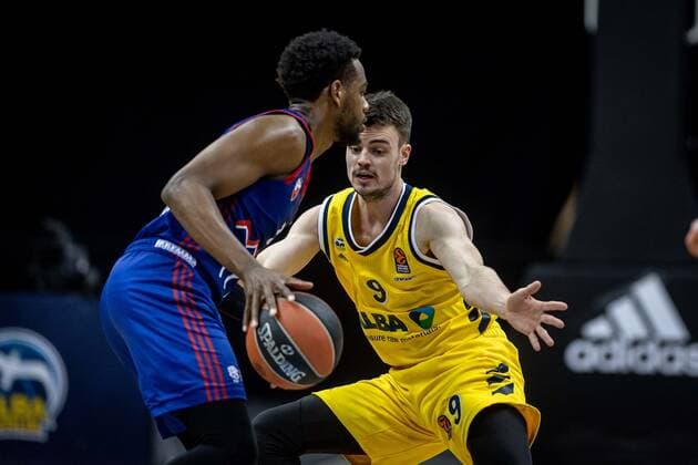 Basketball Berlin 08.04.2021 Euroleague Saison 2020 2021 Alba Berlin - Roter Stern Belgrad Jonas Mattisseck (Alba Berlin, No.09) Jordan Loyd (Belgrad, No.03)