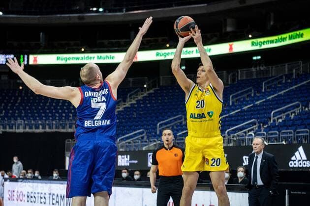 Basketball Berlin 08.04.2021 Euroleague Saison 2020 2021 Alba Berlin - Roter Stern Belgrad Simone Fontecchio (Alba Berlin, No.20) Dejan Davidovac (Belgrad, No.07)