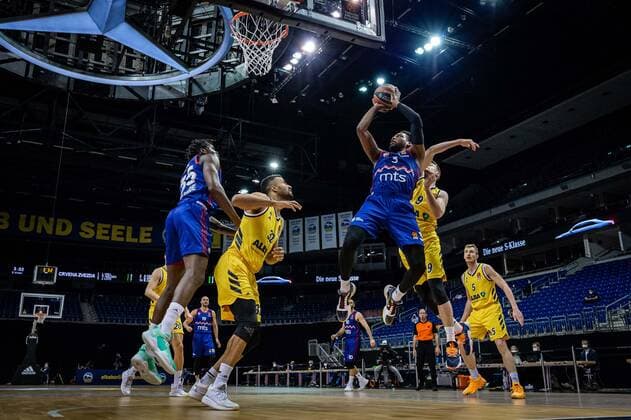 Basketball Berlin 08.04.2021 Euroleague Saison 2020 2021 Alba Berlin - Roter Stern Belgrad Jordan Loyd (Belgrad, No.03) Jonas Mattisseck (Alba Berlin, No.09)