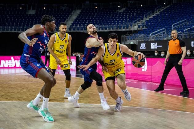Basketball Berlin 08.04.2021 Euroleague Saison 2020 2021 Alba Berlin - Roter Stern Belgrad Simone Fontecchio (Alba Berlin, No.20) Branko Lazic (Belgrad, No.10)